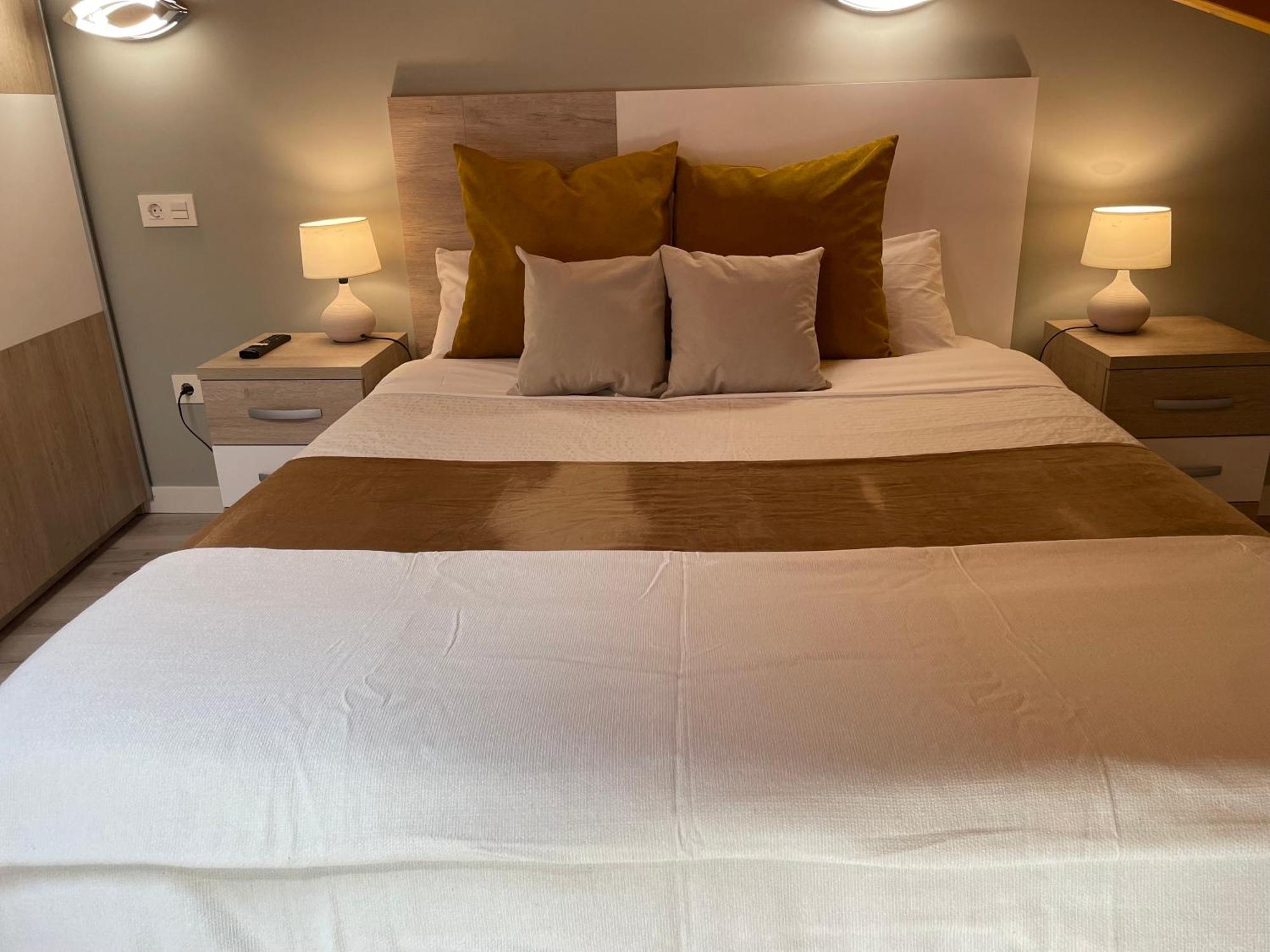 Apartamentos Aranda - Atico Duero อารันดา เด ดวยโร ภายนอก รูปภาพ